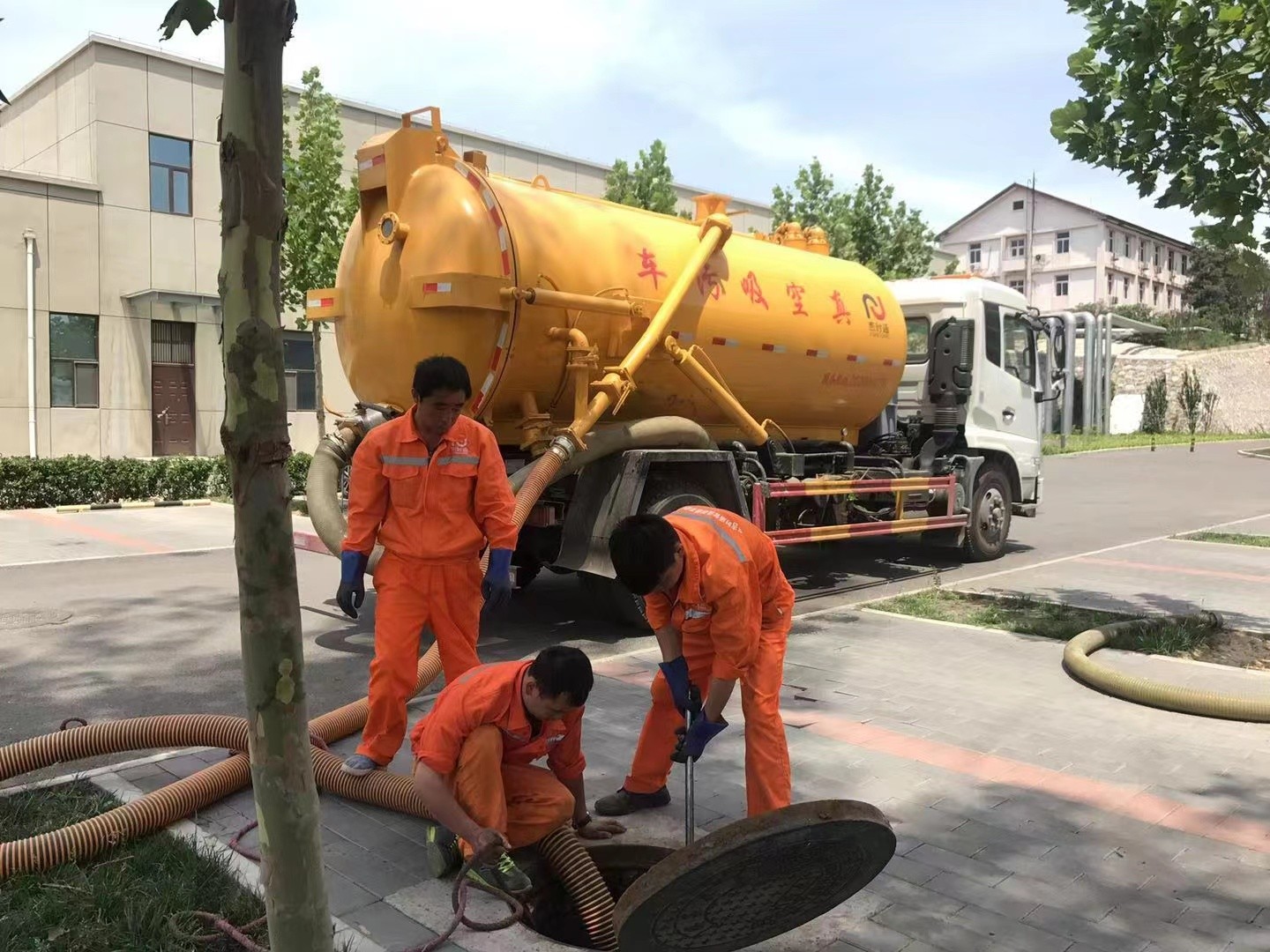 迪庆化粪池清理与5-8吨吸粪车施工效率分析